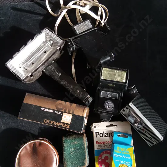 BOX OF VINTAGE PHOTOGRAPHY ACCESSORIES