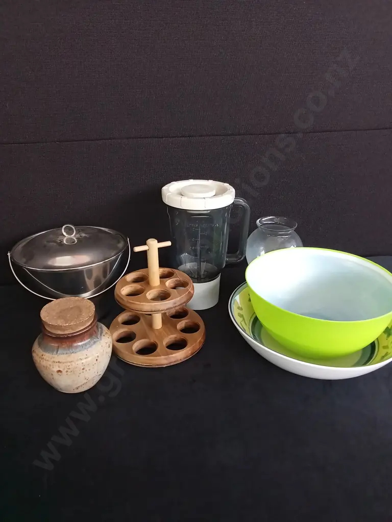 8 PIECES MIX OF KITCHEN ITEMS Image 1++