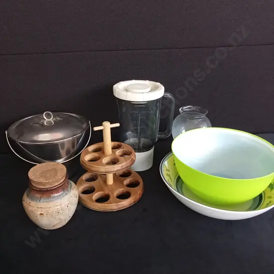 8 PIECES MIX OF KITCHEN ITEMS