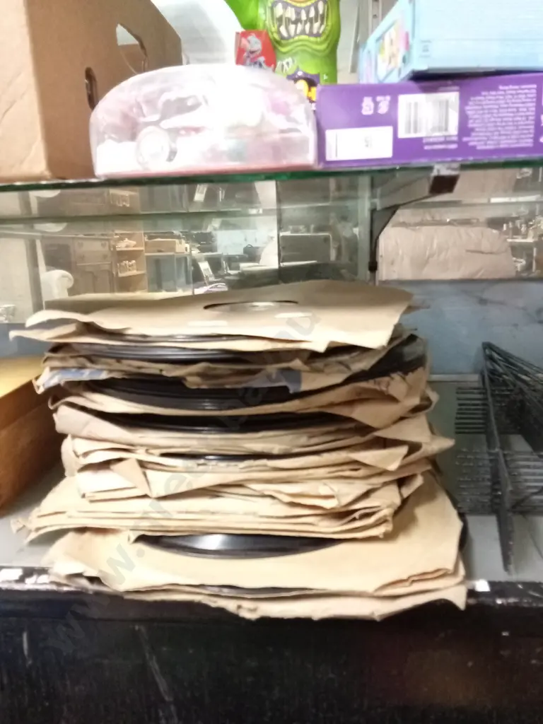 ASSORTED VINYL RECORDS Image 1++