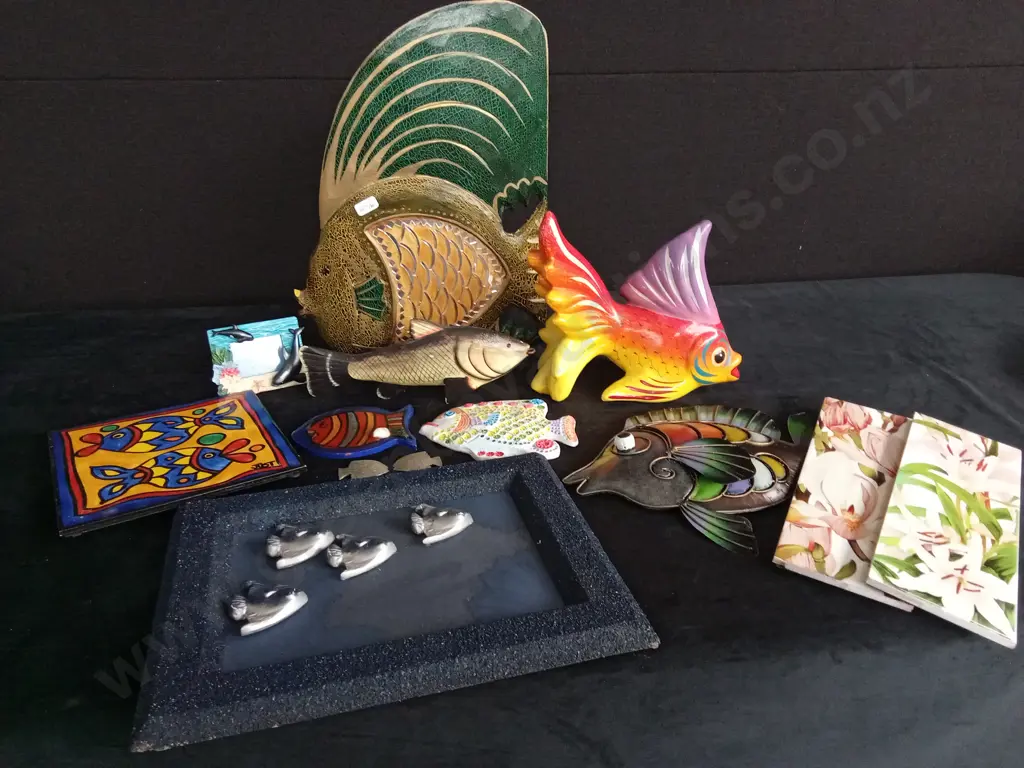 COLLECTION OF FISH ITEMS AND 2 FLORAL PLAQUES Image 1++