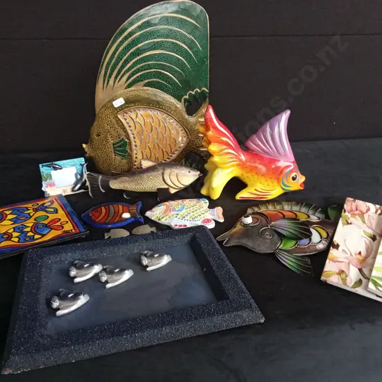 COLLECTION OF FISH ITEMS AND 2 FLORAL PLAQUES