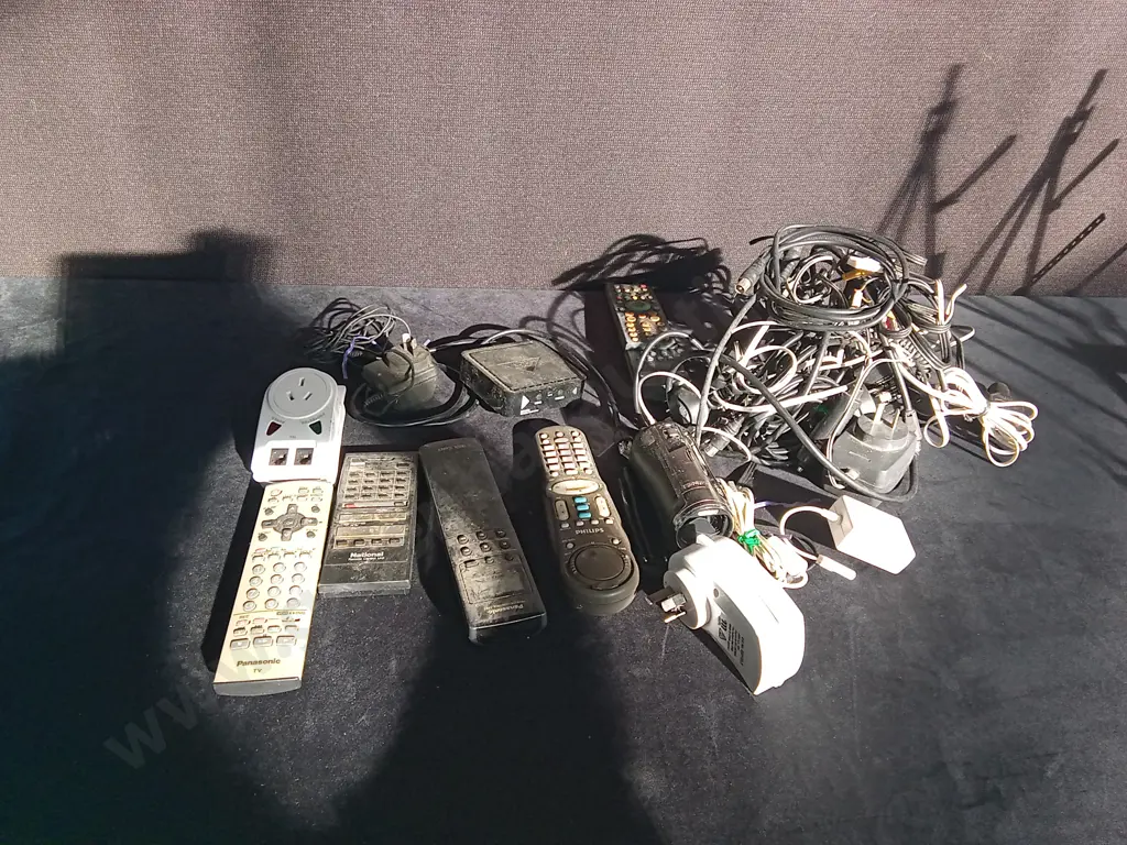 ASSORTED ELECTRONIC ITEMS AND CORDS Image 1++