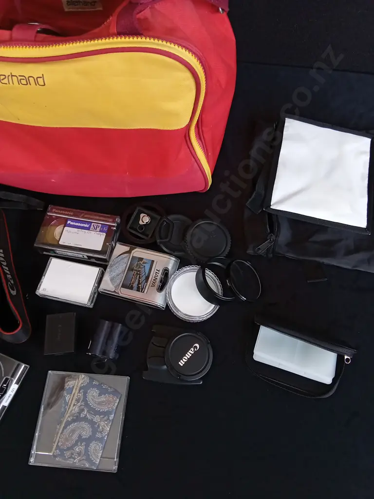 CAMERA BAG AND CONTENTS Image 1++