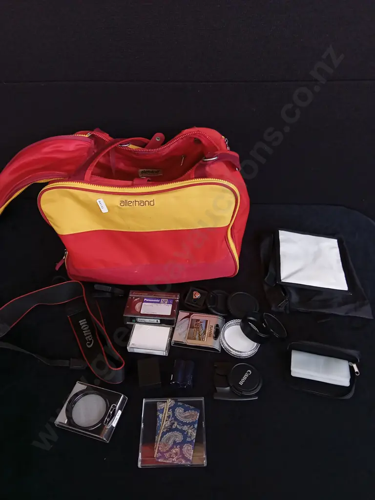 CAMERA BAG AND CONTENTS Image 1++
