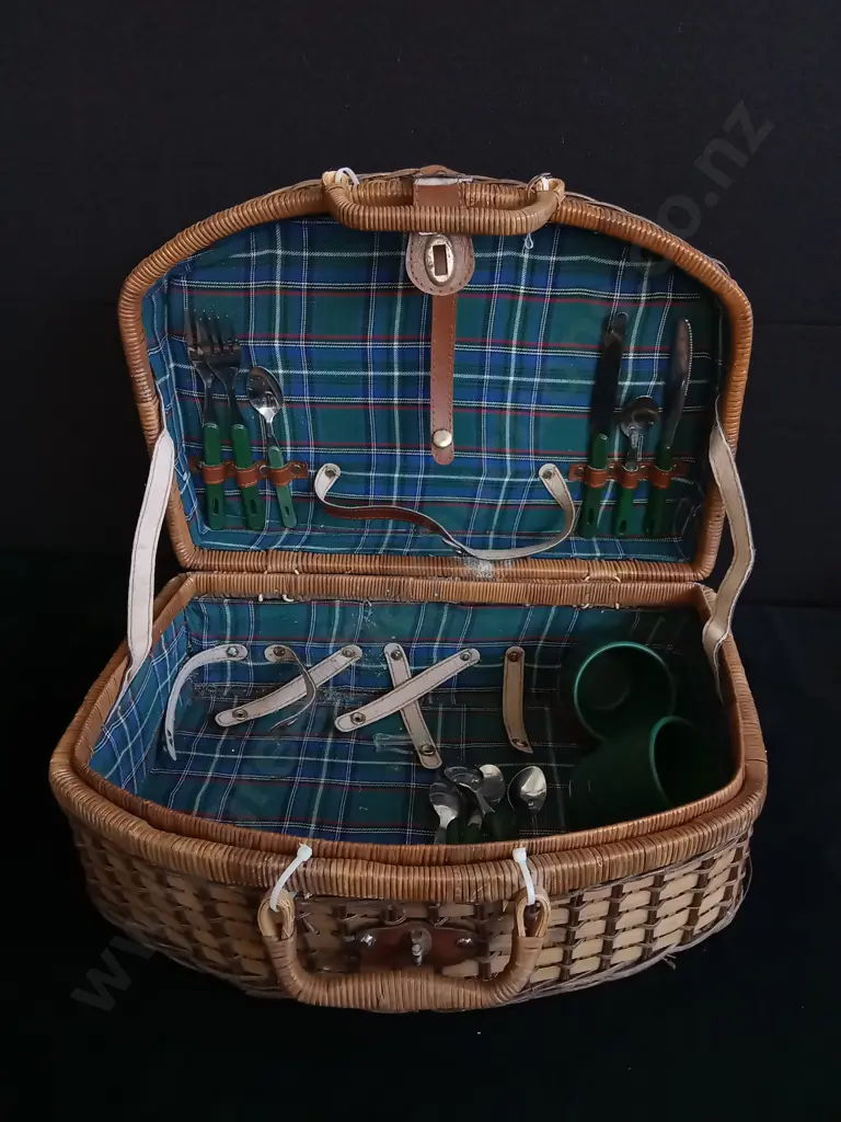 WICKER PICNIC BASKET Image 1++