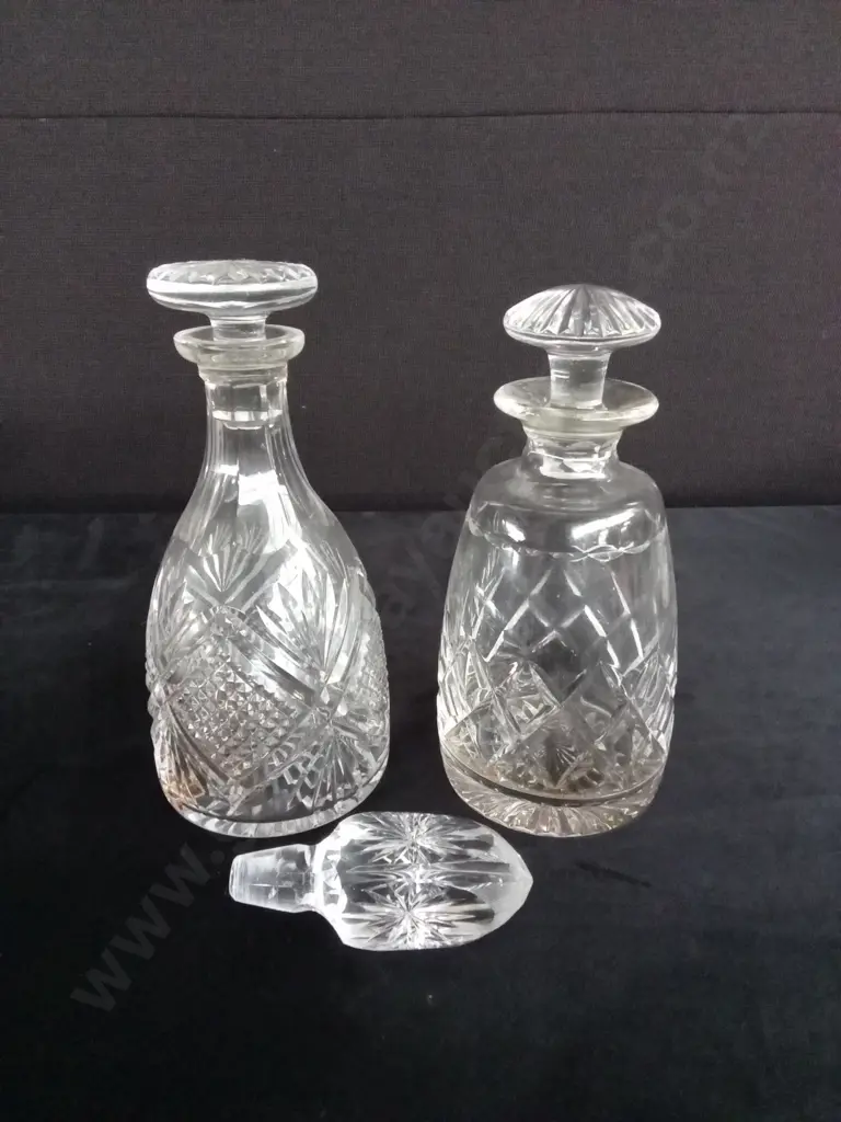 2 CRYSTAL GLASS DECANTERS Image 1++