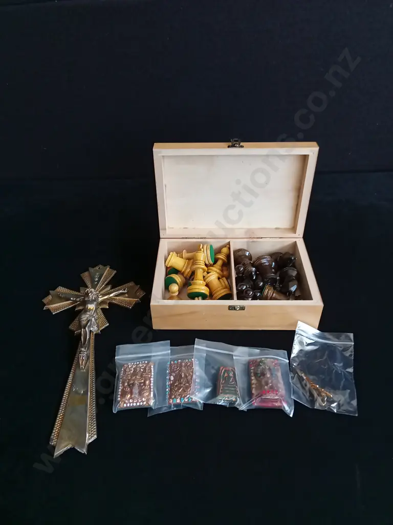 MISCELLANEOUS MIX OF ITEMS INCLUDING CHESS SET Image 1++