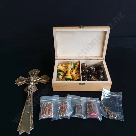 MISCELLANEOUS MIX OF ITEMS INCLUDING CHESS SET