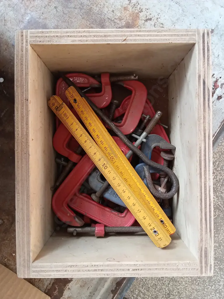 BOX OF METAL G CLAMPS Image 1++