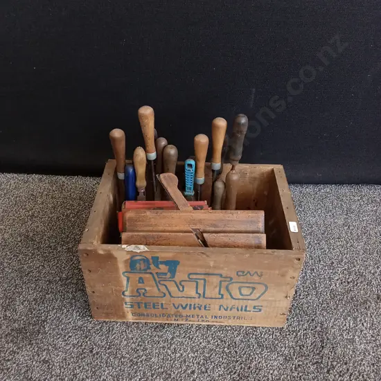 WOODEN CRATE OF TOOLS, CHISELS AND WOODEN PLANE