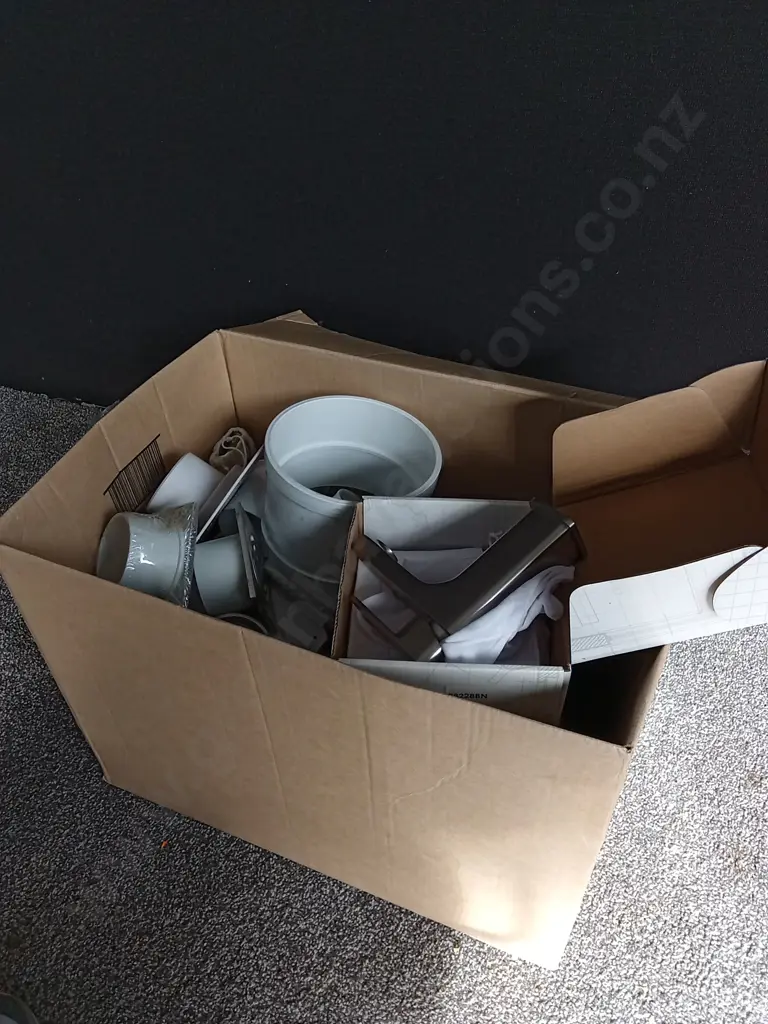 BOX LOT OF PLUMBING PIPES, FITTINGS AND TAPS Image 1++