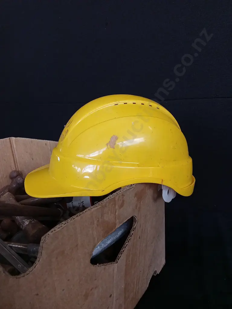 BOX OF ASSORTED TOOLS AND A HARD HAT Image 1++
