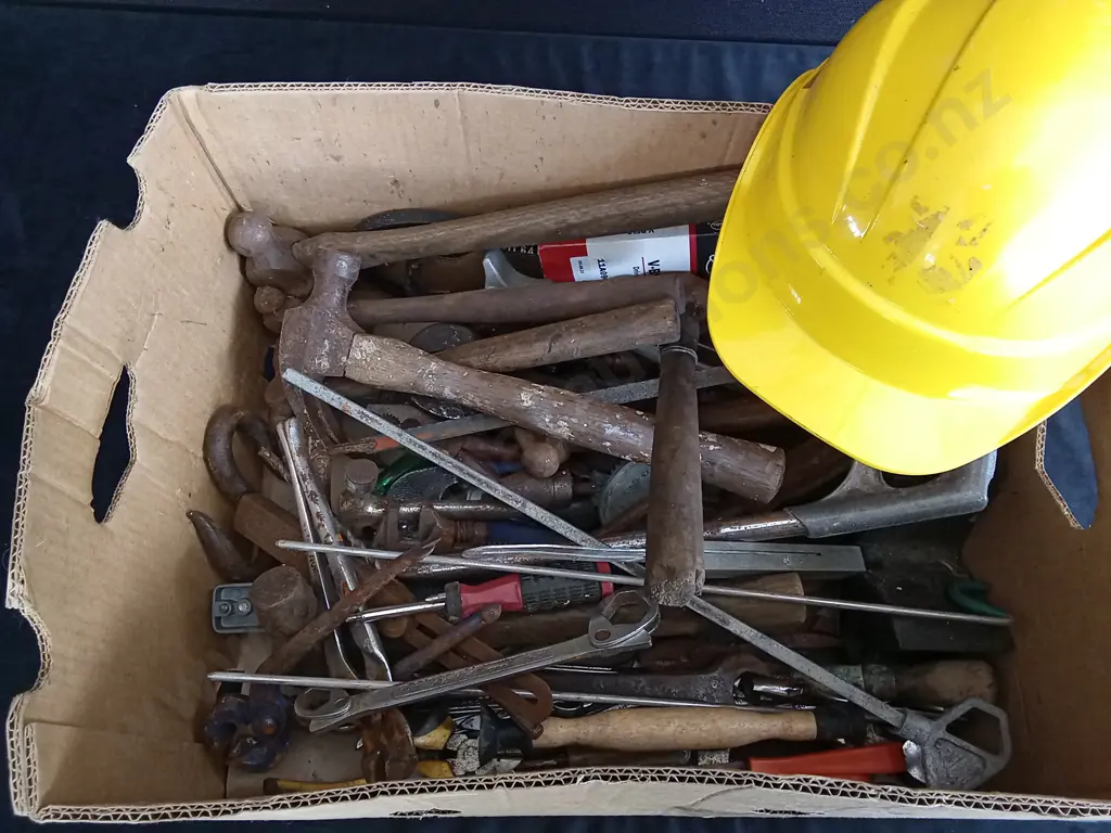 BOX OF ASSORTED TOOLS AND A HARD HAT Image 1++