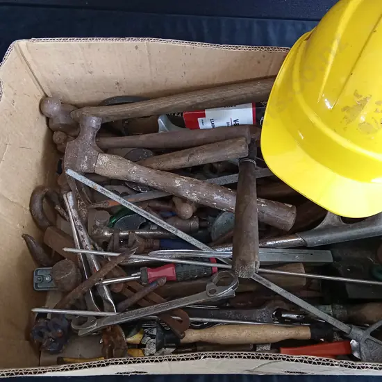 BOX OF ASSORTED TOOLS AND A HARD HAT