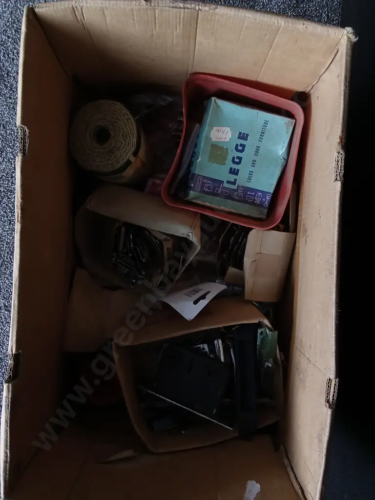 BOX OF VINTAGE HARDWARE Image 1++