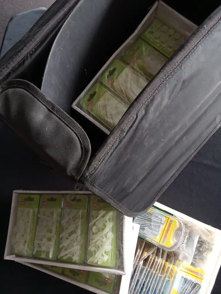 BAG AND CONTENTS Image 1++