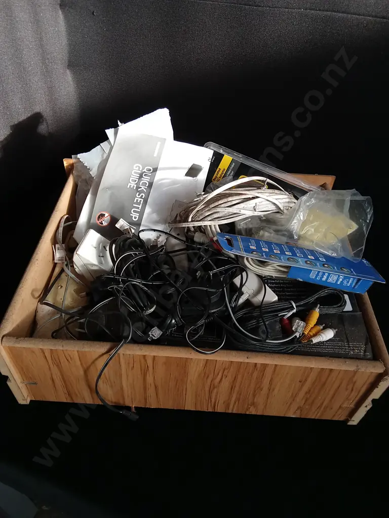 MIX OF ELECTRONIC BOX LOT Image 1++