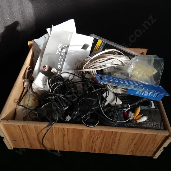 MIX OF ELECTRONIC BOX LOT