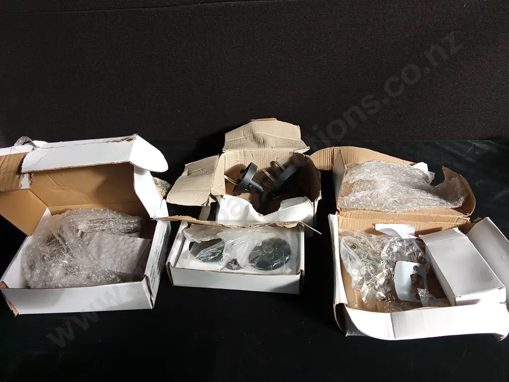 ASSORTED DOOR HANDLES AND SANDHILLS Image 1++