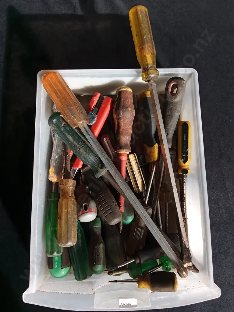 BOX OF SCREWDRIVERS AND HAND TOOLS Image 1++