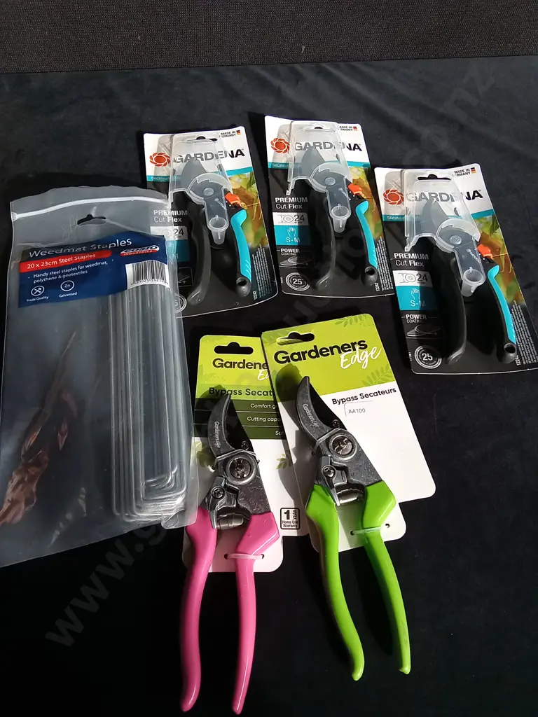 6 PIECES BRAND NEW SECATEURS AND WEEDMAT STAPLES Image 1++