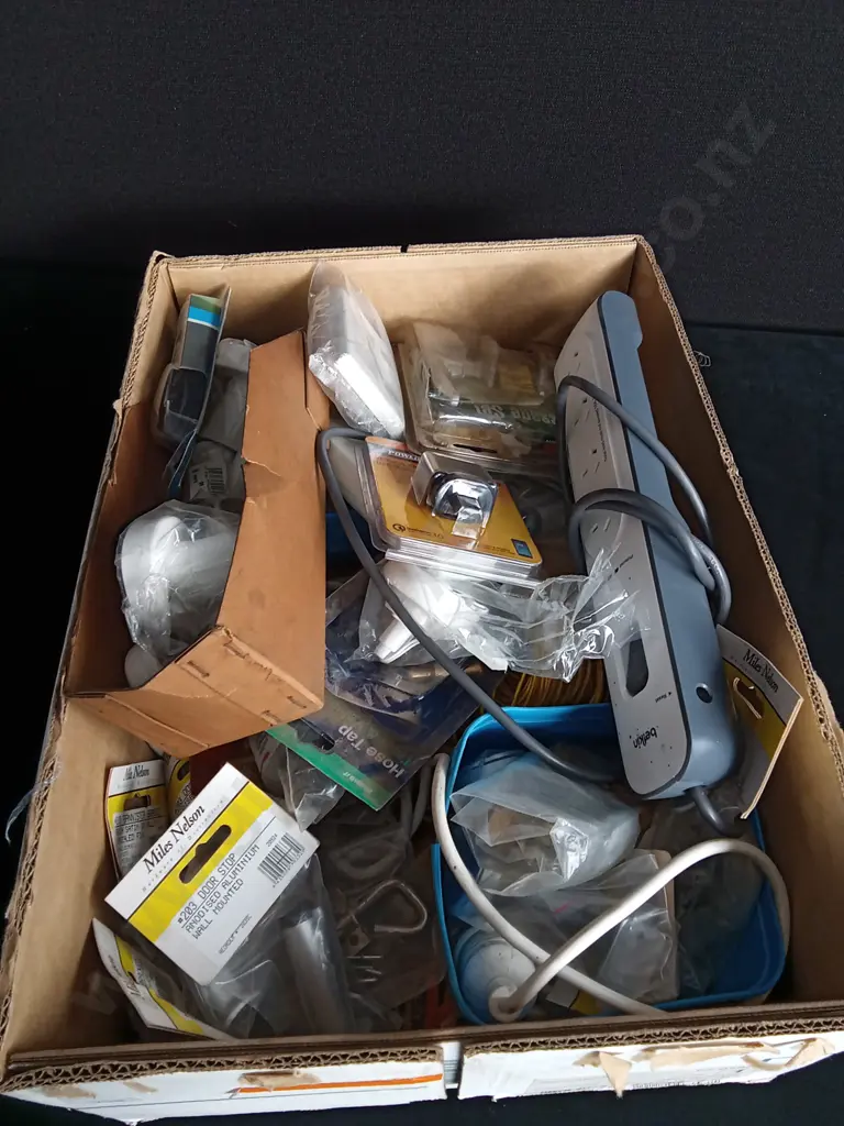 BOX OF ELECTRICAL HARDWARE ITEMS Image 1++