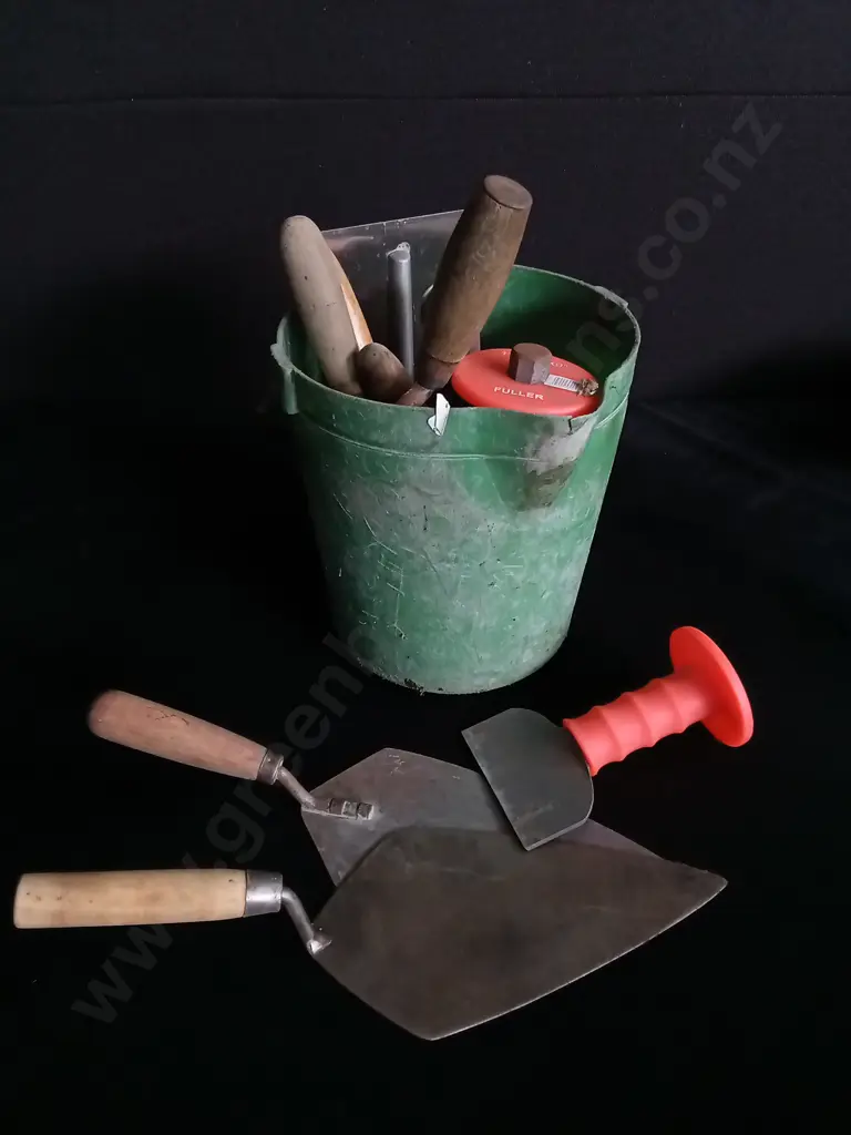 BUCKET OF MASONRY TOOLS Image 1++