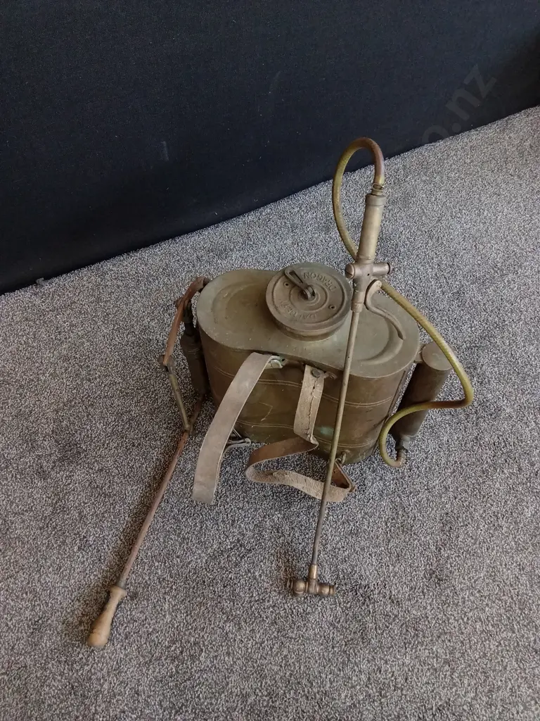 VINTAGE BRASS BACKPACK SPRAYER Image 1++