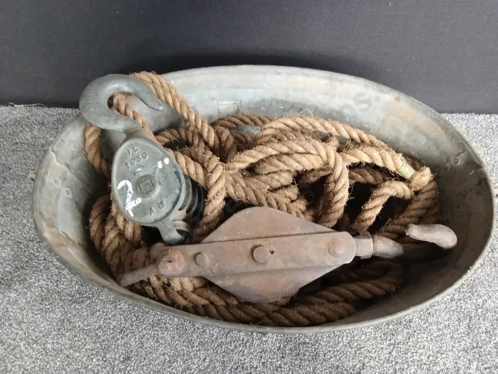 METAL TIN TUB CONTAINING ROPE WITH 2 LARGE PULLEYS Image 1++