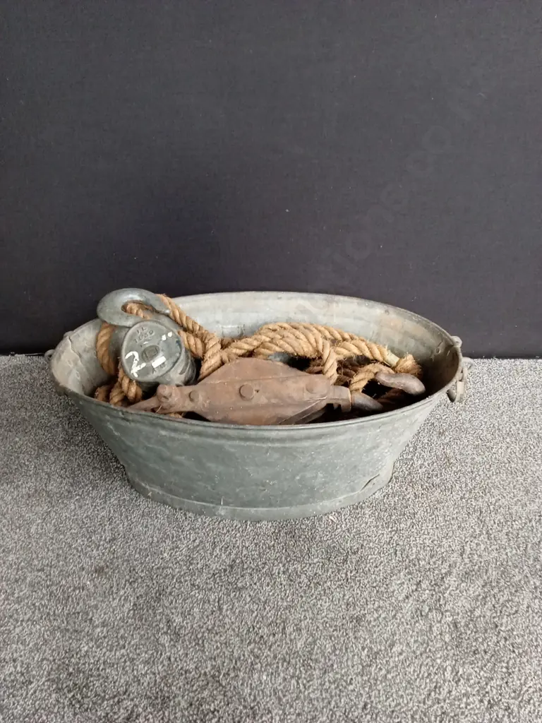 METAL TIN TUB CONTAINING ROPE WITH 2 LARGE PULLEYS Image 1++