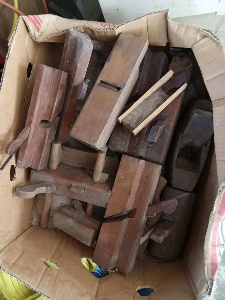 BOX OF ANTIQUE WOODEN HAND PLANES Image 1++
