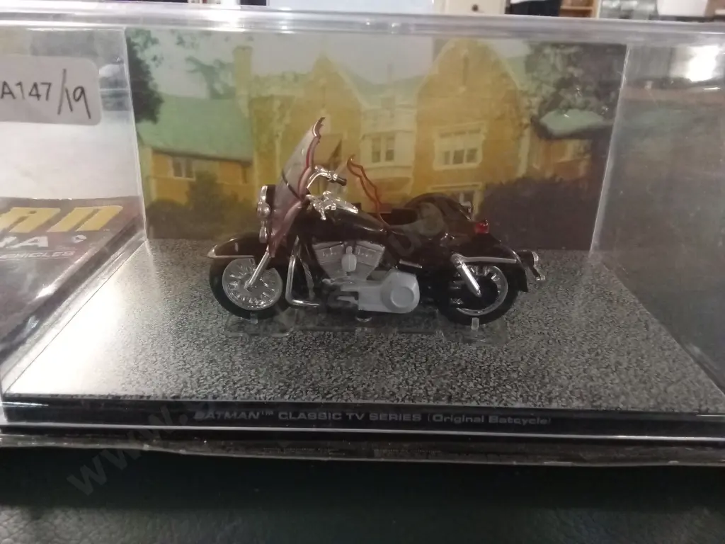 EAGLEMOSS BATMAN AUTOMOBILIA ORIGINAL BATCYCLE DIECAST MODEL 1:43 PACKAGED PLUS CORRESPONDING MAGAZINE Image 1++