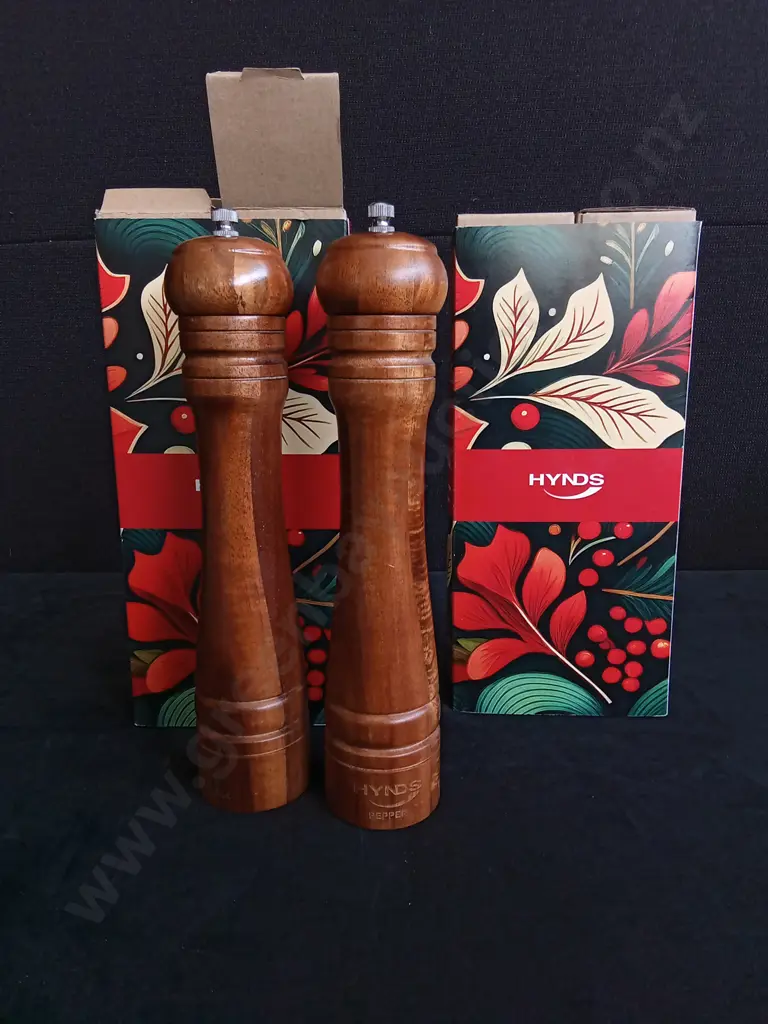 2 BRAND NEW SETS OF HYNDS SALT AND PEPPER GRINDERS Image 1++