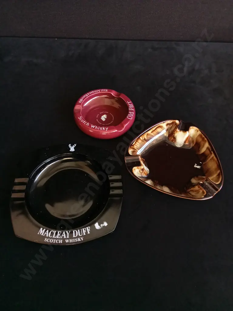 3 PIECES VINTAGE ASHTRAYS Image 1++
