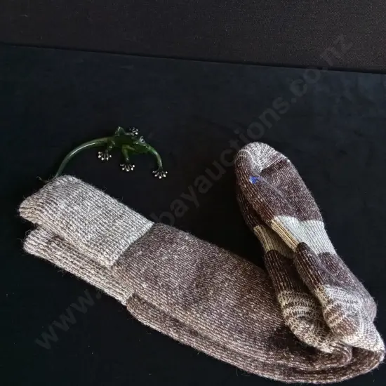 SOCKS AND LIZARD FIGURE