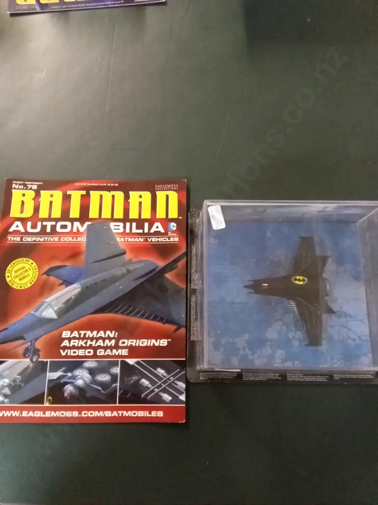 EAGLEMOSS BATMAN AUTOMOBILIA BATMAN ARKHAM ORIGINS BATWING 1:43 PACKAGE PLUS CORRESPONDING MAGAZINE Image 1++