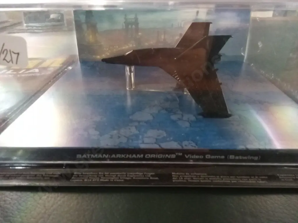 EAGLEMOSS BATMAN AUTOMOBILIA BATMAN ARKHAM ORIGINS BATWING 1:43 PACKAGE PLUS CORRESPONDING MAGAZINE Image 1++