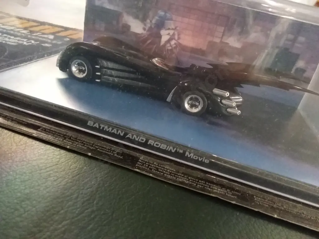 EAGLEMOSS BATMAN AND ROBIN AUTOMOBILIA BATMOBILE DIECAST MODEL 1:43 PACKAGED PLUS CORRESPONDING MAGAZINE Image 1++