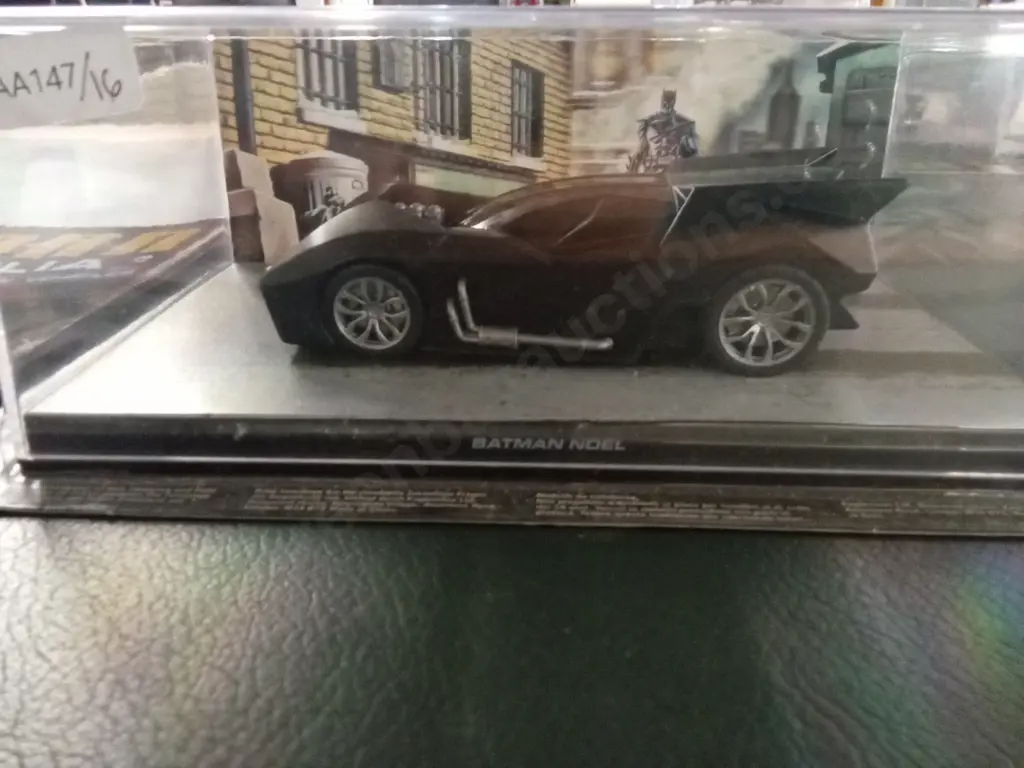 EAGLEMOSS BATMAN AUTOMOBILIA BATMOBILE #61 DIECAST MODEL 1:43 PACKAGED  PLUS CORRESPONDING MAGAZINE Image 1++
