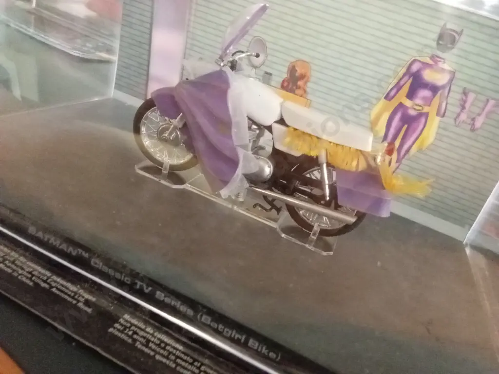EAGLEMOSS BATMAN AUTOMOBILIA TV SERIES BATGIRL BIKE 1:43 PACKAGED  PLUS CORRESPONDING MAGAZINE Image 1++
