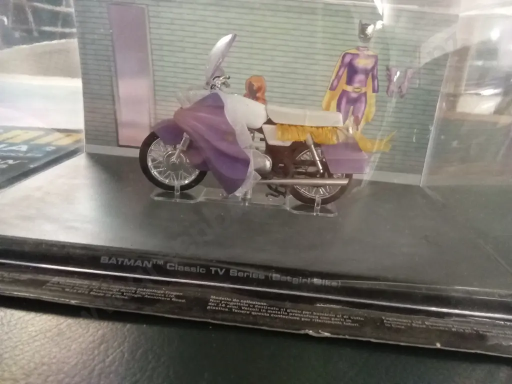 EAGLEMOSS BATMAN AUTOMOBILIA TV SERIES BATGIRL BIKE 1:43 PACKAGED  PLUS CORRESPONDING MAGAZINE Image 1++