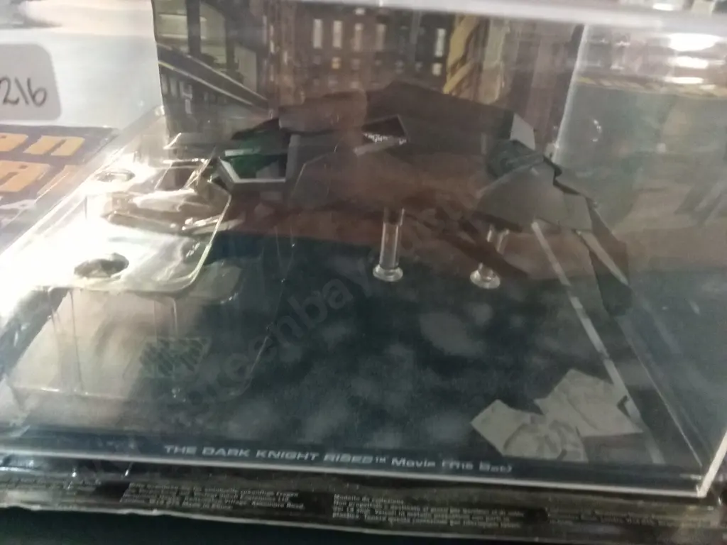 EAGLEMOSS BATMAN AUTOMOBILIA THE DARK KNIGHT RISES THE BAT 1:43 PACKAGED PLUS 2 X CORRESPONDING MAGAZINE Image 1++