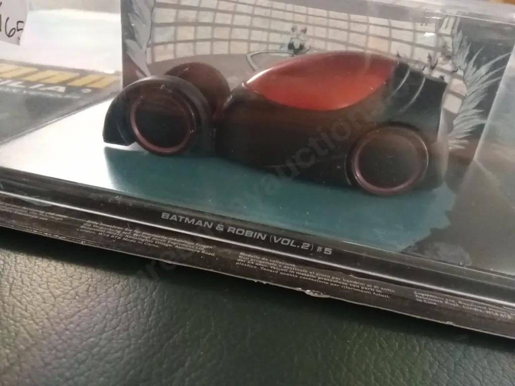 EAGLEMOSS BATMAN AUTOMOBILIA BATMOBILE DIECAST FROM BATMAN AND ROBIN VOL. 2 #5. PLUS CORRESPONDING MAGAZINE Image 1++