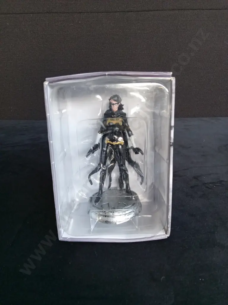 EAGLEMOSS DC CHESS COLLECTION BLACK BAT PIECE PLUS CORRESPONDING BOOKLET Image 1++