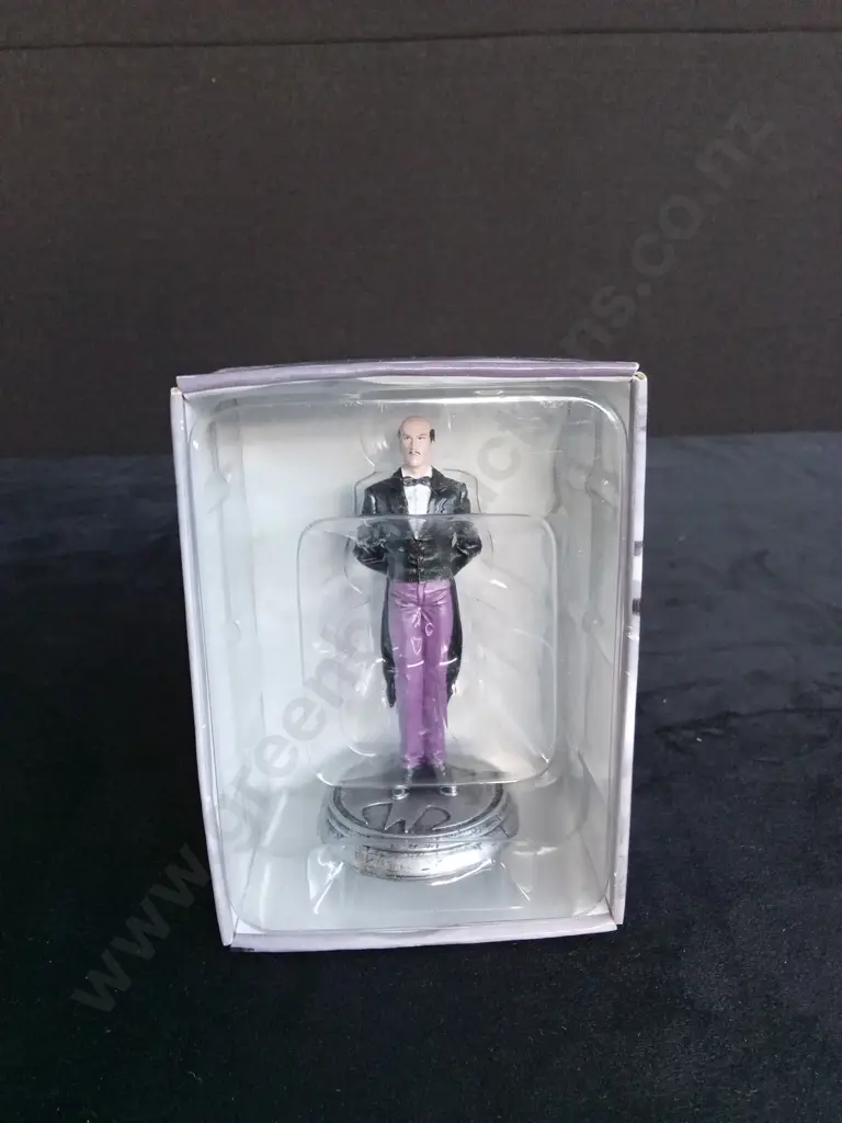 EAGLEMOSS DC CHESS COLLECTION ALFRED PIECE PLUS CORRESPONDING BOOKLET Image 1++