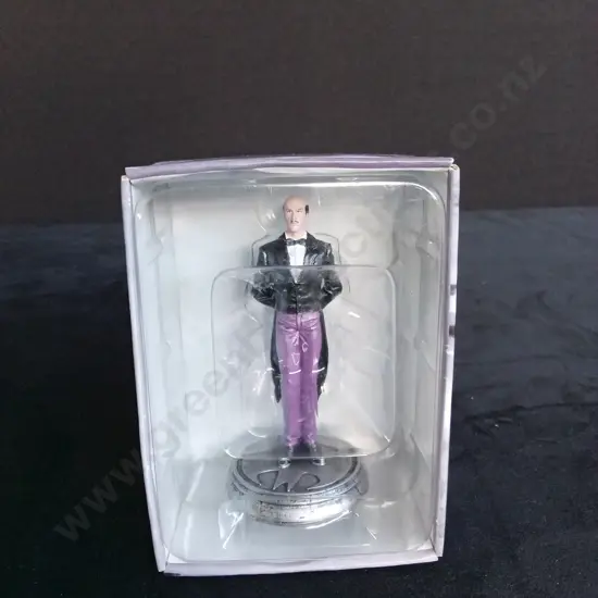 EAGLEMOSS DC CHESS COLLECTION ALFRED PIECE PLUS CORRESPONDING BOOKLET