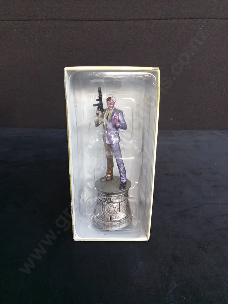 EAGLEMOSS DC CHESS COLLECTION TWO FACE PIECE PLUS CORRESPONDING BOOKLET Image 1++
