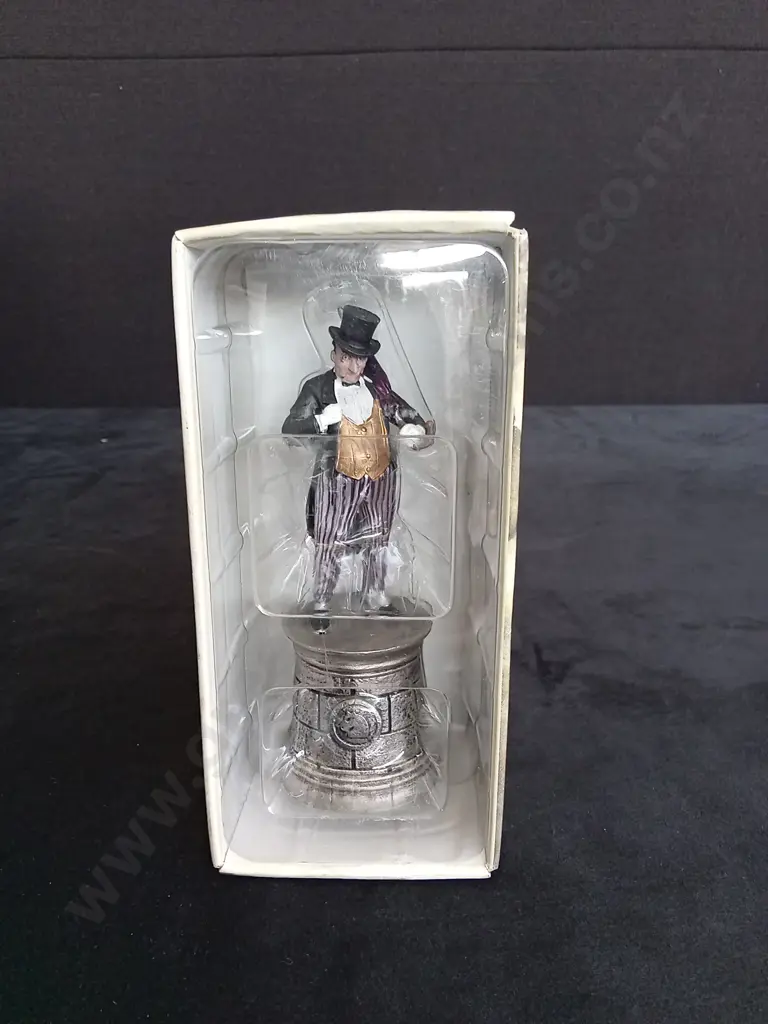 EAGLEMOSS DC CHESS COLLECTION PENGUIN PIECE PLUS CORRESPONDING BOOKLET Image 1++