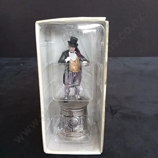 EAGLEMOSS DC CHESS COLLECTION PENGUIN PIECE PLUS CORRESPONDING BOOKLET
